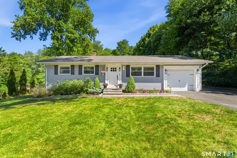 17 Greenbriar Ln, Newtown, CT 06470