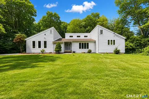 36 Old Barnabas Rd, Woodbridge, CT 06525