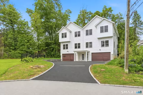 29 Suzanne Cir, Fairfield, CT 06825