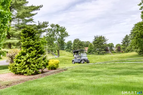 13 Algonquin Ln #B, Stratford, CT 06614