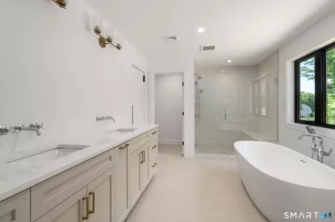 Bath - 47 Luca Ln, Wethersfield, CT 06109 photo 1 of 5