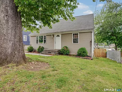 35 Oakleaf St, Bridgeport, CT 06606