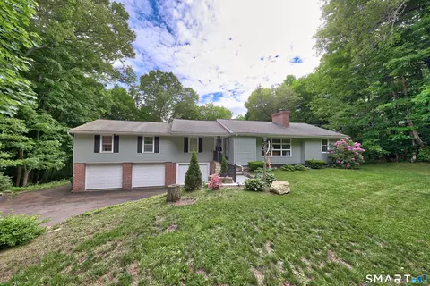 37 Anella Dr, Bethany, CT 06524