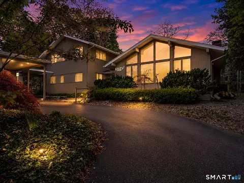 104 Parkway S, New London, CT 06320