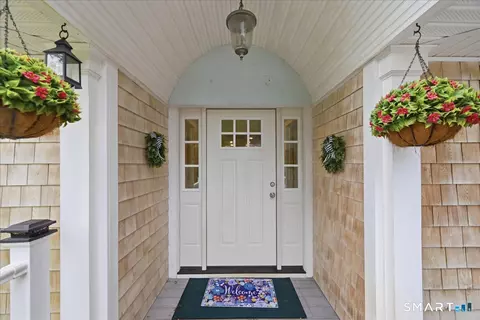 Exterior - 82 Old Post Rd, Clinton, CT 06413 photo 4 of 7