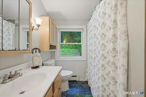 Bath - 82 Old Post Rd, Clinton, CT 06413 photo 2 of 4