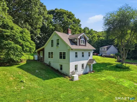 Exterior - 82 Old Post Rd, Clinton, CT 06413 photo 2 of 7