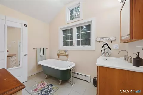 Bath - 82 Old Post Rd, Clinton, CT 06413 photo 3 of 4