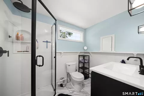 Bath - 10 Manning Rd, Windsor Locks, CT 06096 photo 2 of 3
