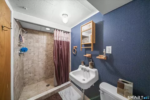 Bath - 10 Manning Rd, Windsor Locks, CT 06096 photo 3 of 3