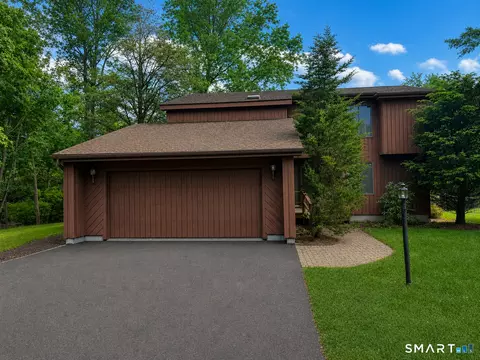 4 Taagan Point Rd, Danbury, CT 06811