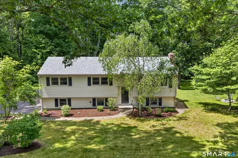 14 Deerfield Dr, Newtown, CT 06482