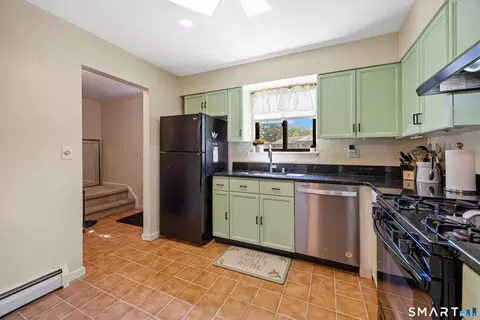 Kitchen - 7 Sutton Pl #7, Bloomfield, CT 06002 photo 2 of 3