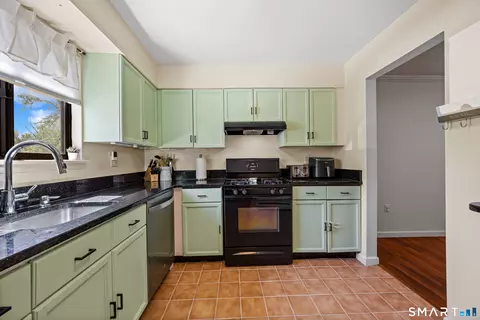 Kitchen - 7 Sutton Pl #7, Bloomfield, CT 06002 photo 1 of 3
