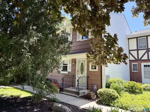 10 E Gate Ln #10, Hamden, CT 06514