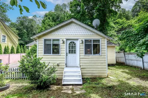 70 Dodgingtown Rd, Bethel, CT 06801