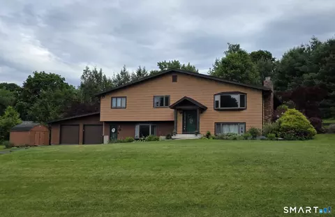 16 Apache Dr, Brookfield, CT 06804
