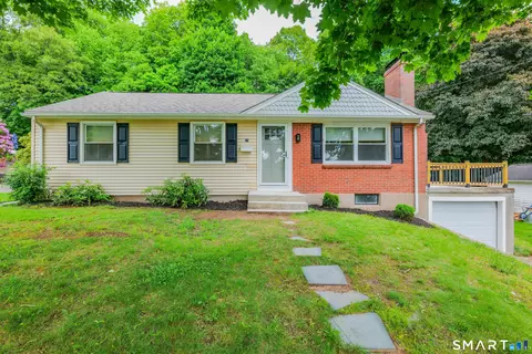 29 Fox Hill Dr, Vernon, CT 06066