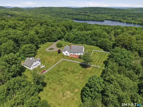 Exterior - 395 Sperry Rd, Bethany, CT 06524 photo 3 of 10