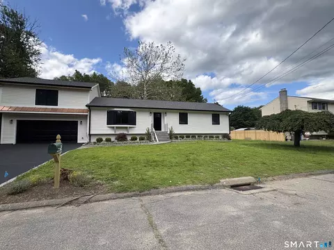 33 Manor Dr, Trumbull, CT 06611