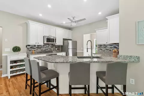 Kitchen - 35 Pheasant Ln, Hamden, CT 06518 photo 2 of 4