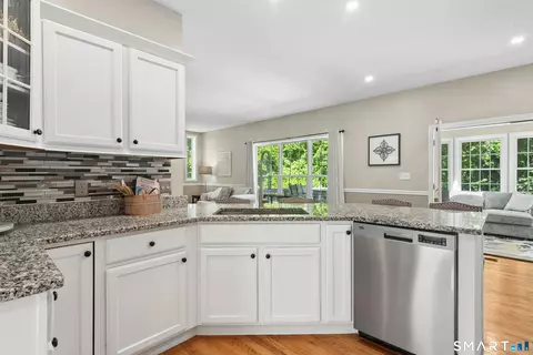 Kitchen - 35 Pheasant Ln, Hamden, CT 06518 photo 4 of 4