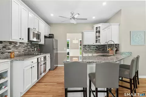 Kitchen - 35 Pheasant Ln, Hamden, CT 06518 photo 3 of 4