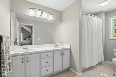 Bath - 35 Pheasant Ln, Hamden, CT 06518 photo 1 of 2