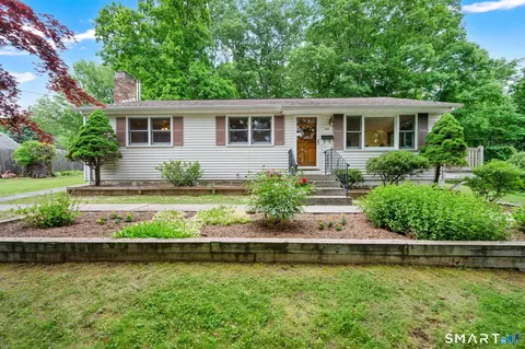 141 Fairlawn St, Bristol, CT 06010