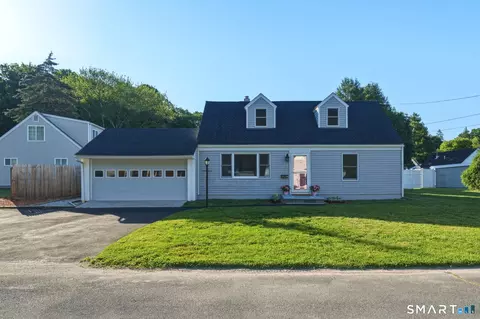 2 Oven Rock Rd, Bethel, CT 06801