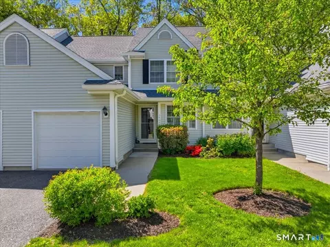 1404 Cypress Dr #1404, Danbury, CT 06811