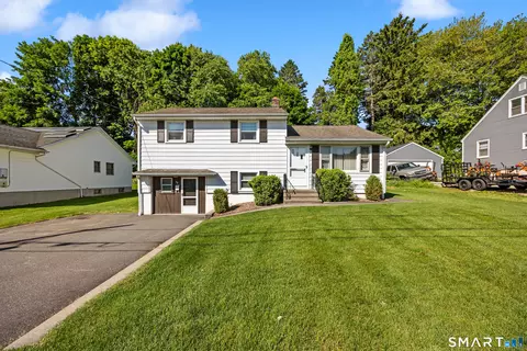 32 Moreland Ave, Oakville, CT 06779