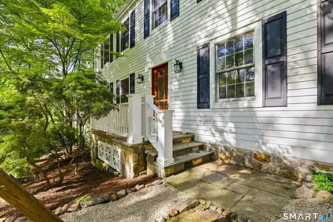 156 W Haviland Ln, Stamford, CT 06903