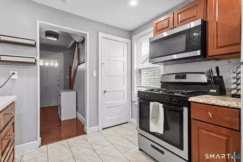 Entry Way - 182 Deforest Ave, Bridgeport, CT 06607 photo 3 of 4