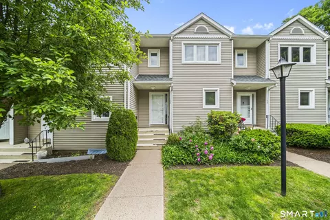102 Oak Ridge Dr #102, Windsor Locks, CT 06096