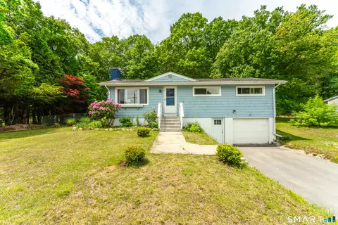 20 Carol Dr, Uncasville, CT 06382