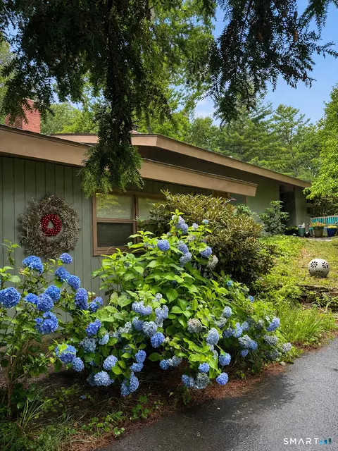 296 Ferguson Rd, Manchester, CT 06040