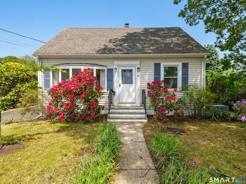 52 Division St, Groton, CT 06340