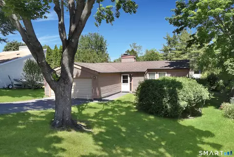 14 E Lake Dr, Middletown, CT 06457