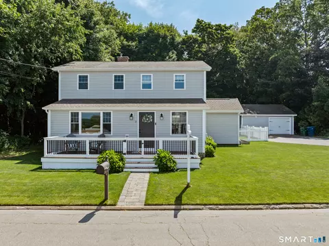 3 Middle St, Waterford, CT 06385