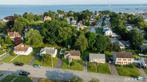 77 Bayshore Dr, New London, CT 06320