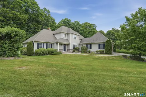 38 Avalon Dr, Middlebury, CT 06762