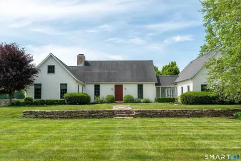 305 Pequot Trl, Pawcatuck, CT 06379