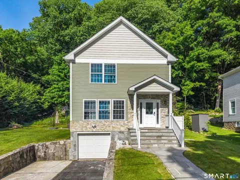 42 White Ave, Middlebury, CT 06762