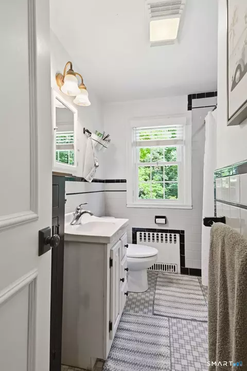 Bath - 542 Halladay Ave W, Suffield, CT 06078 photo 2 of 2