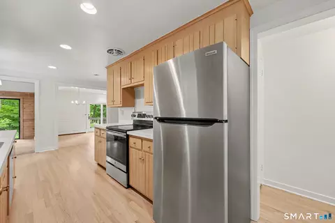Kitchen - 27 Apple Ln, Redding, CT 06896 photo 3 of 3