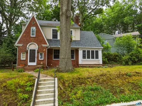 130 Marvelwood Dr, New Haven, CT 06515