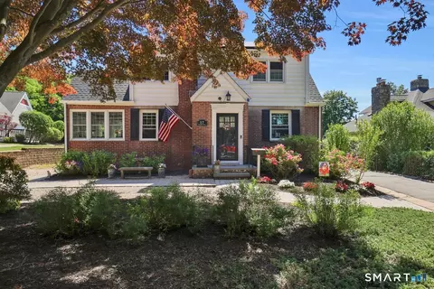 17 Trumbull Pl, North Haven, CT 06473