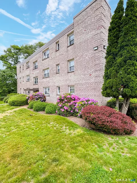 300 Meadowside Rd #212, Milford, CT 06460