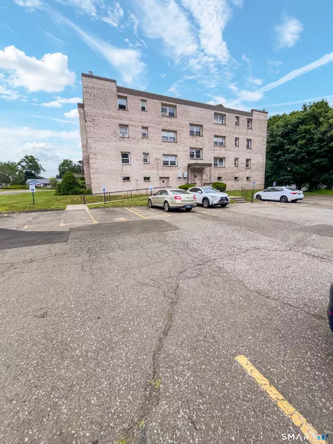 300 Meadowside Rd #212, Milford, CT 06460